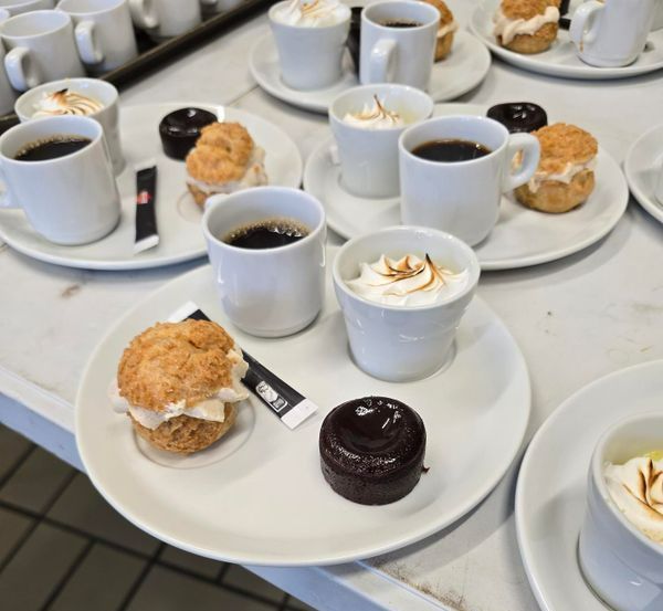 Assiettes avec le café et la sélection de mignardises.