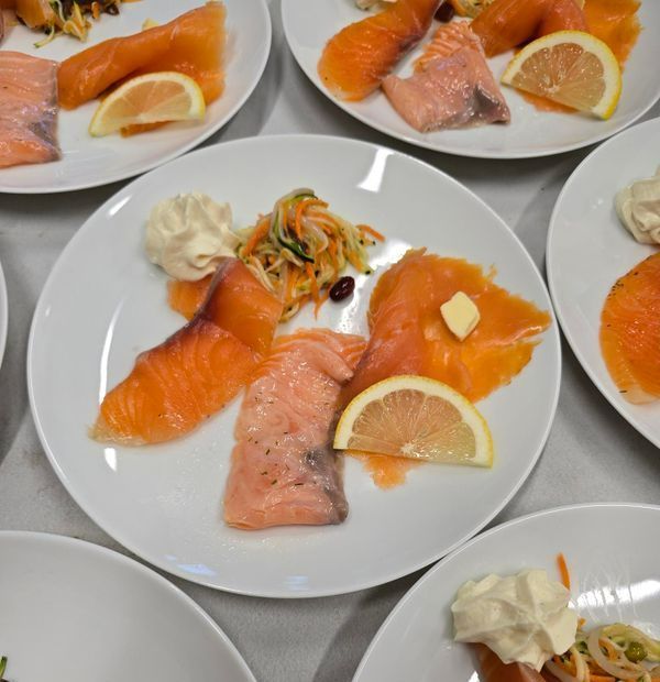 Morceaux du saumon fumé posés sur une assiette.
