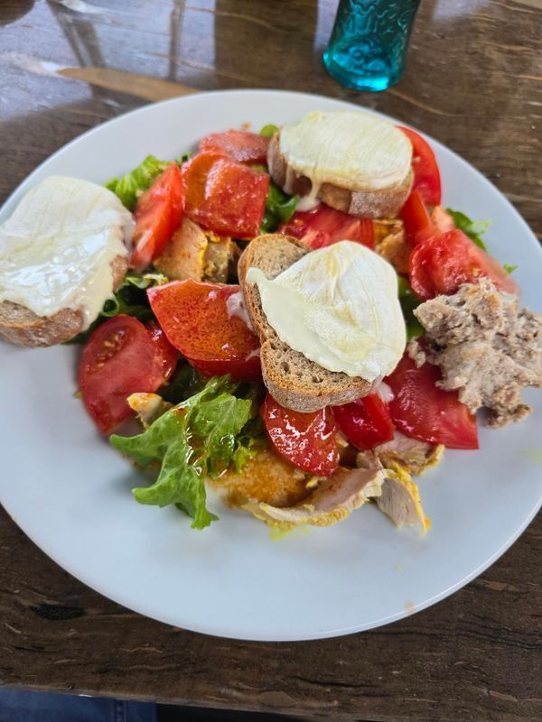 L'assiette avec la salade composée et les tartines de fromage.