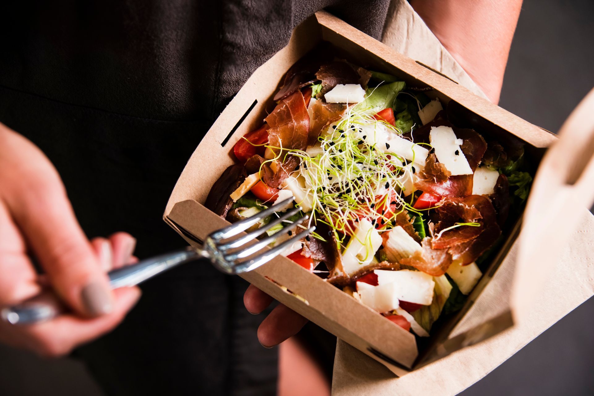 Gros plan sur la boîte avec une salade composée. 