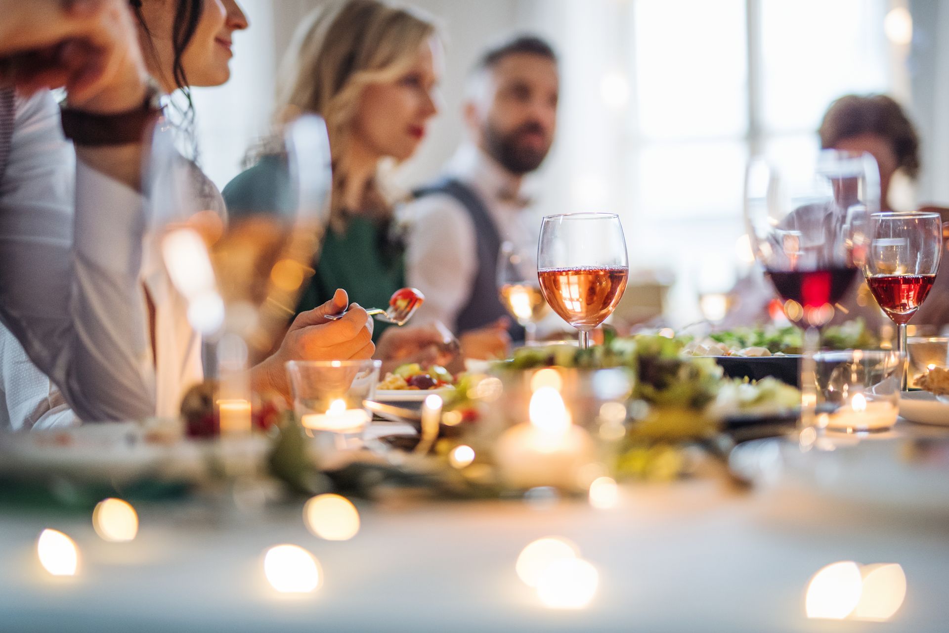 Un groupe de personnes assises autour d'une table. 