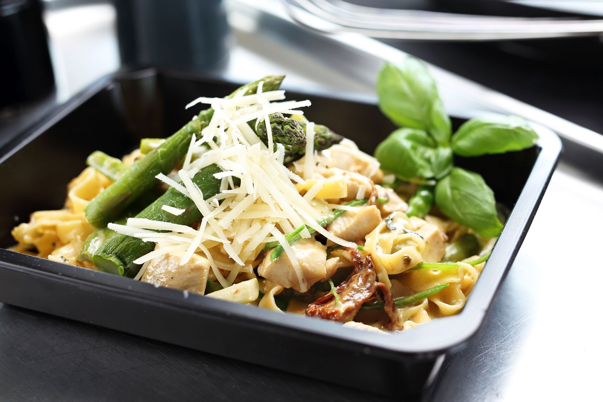 Plat à emporter avec des tagliatelles et les asperges.