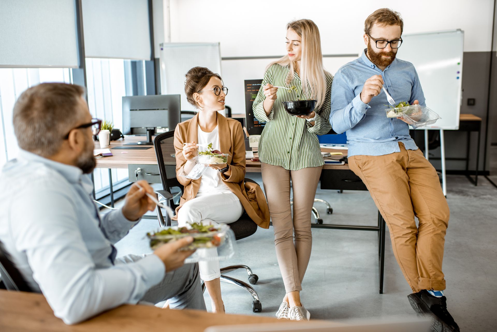 Groupe de prsonnes en train de manger au bureau des plats à emporter.