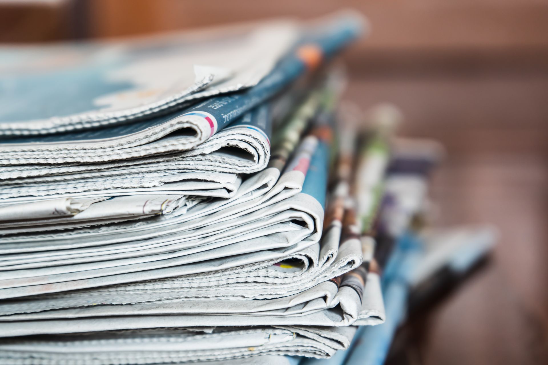 Une pile de journaux.