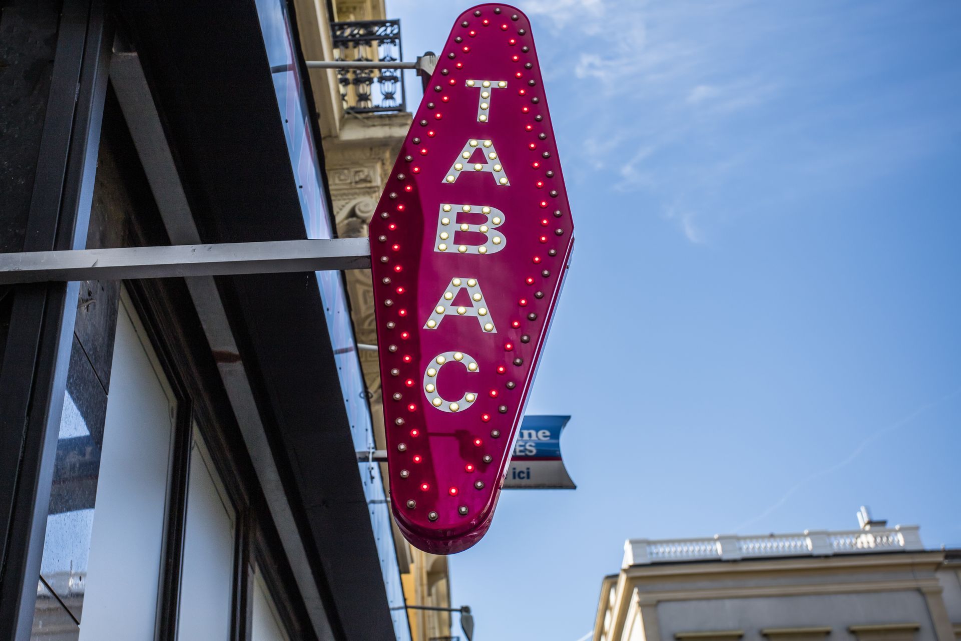 Enseigne lumineuse de vente de tabac.