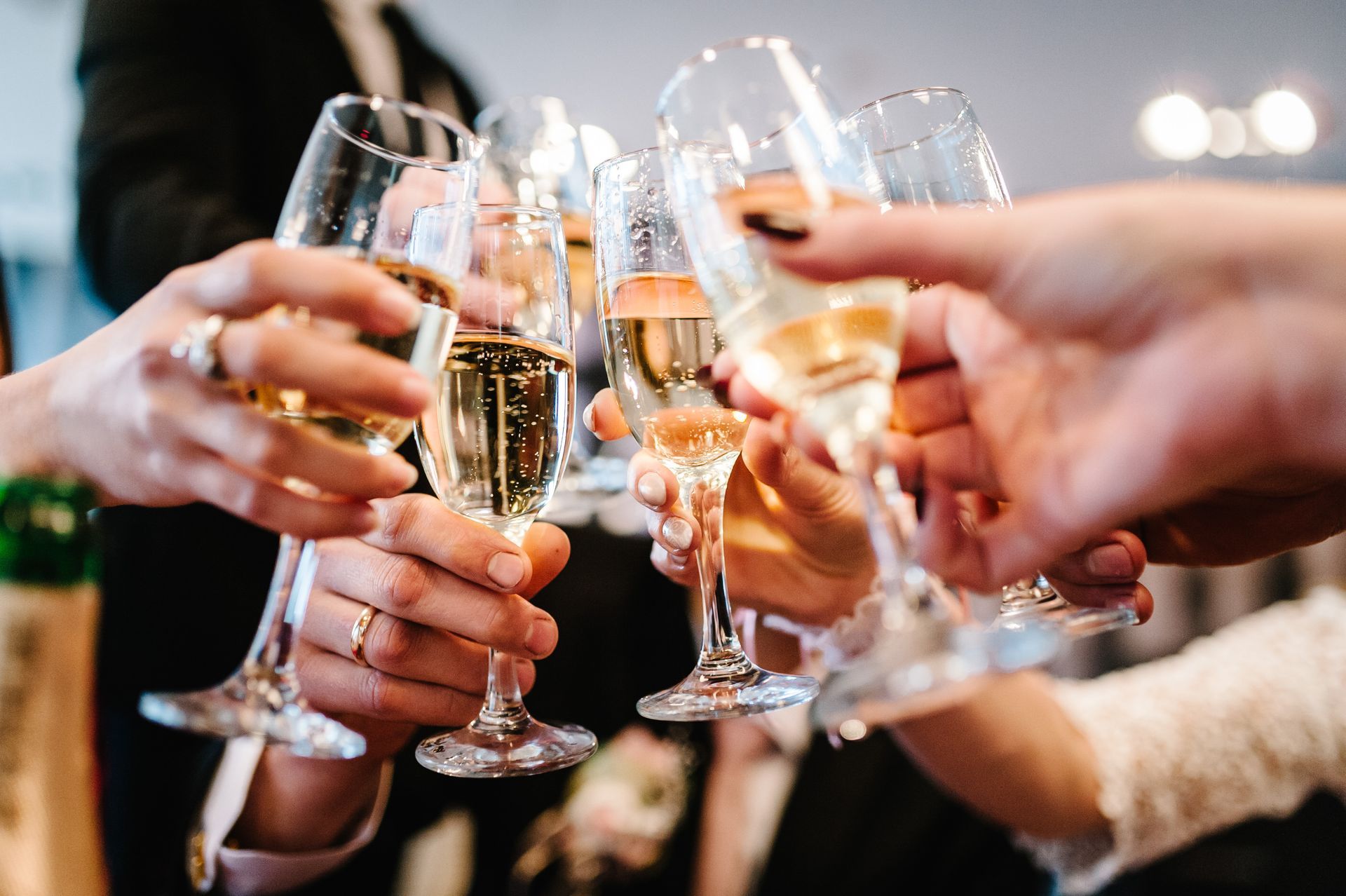 Les personnes qui lèvent leurs verres avec du champagne. 