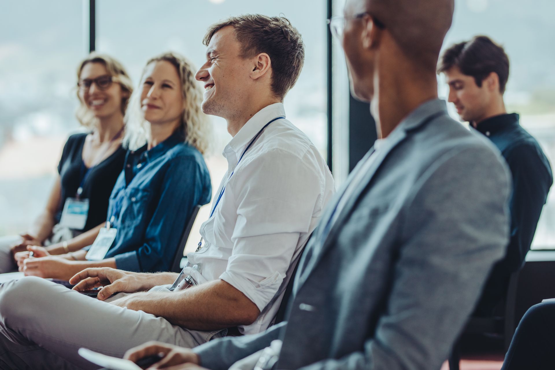 Plusieurs personnes participant dans un séminaire professionnel.