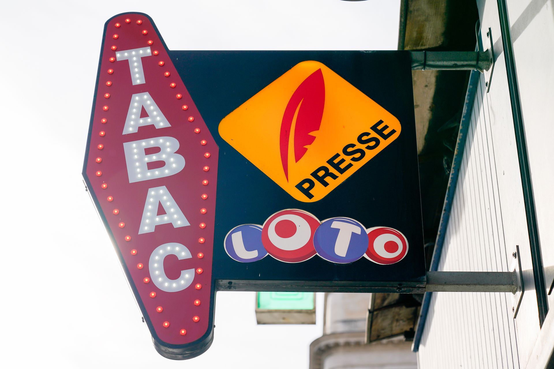 Enseigne lumineuse avec le logo de tabac, presse et loto.