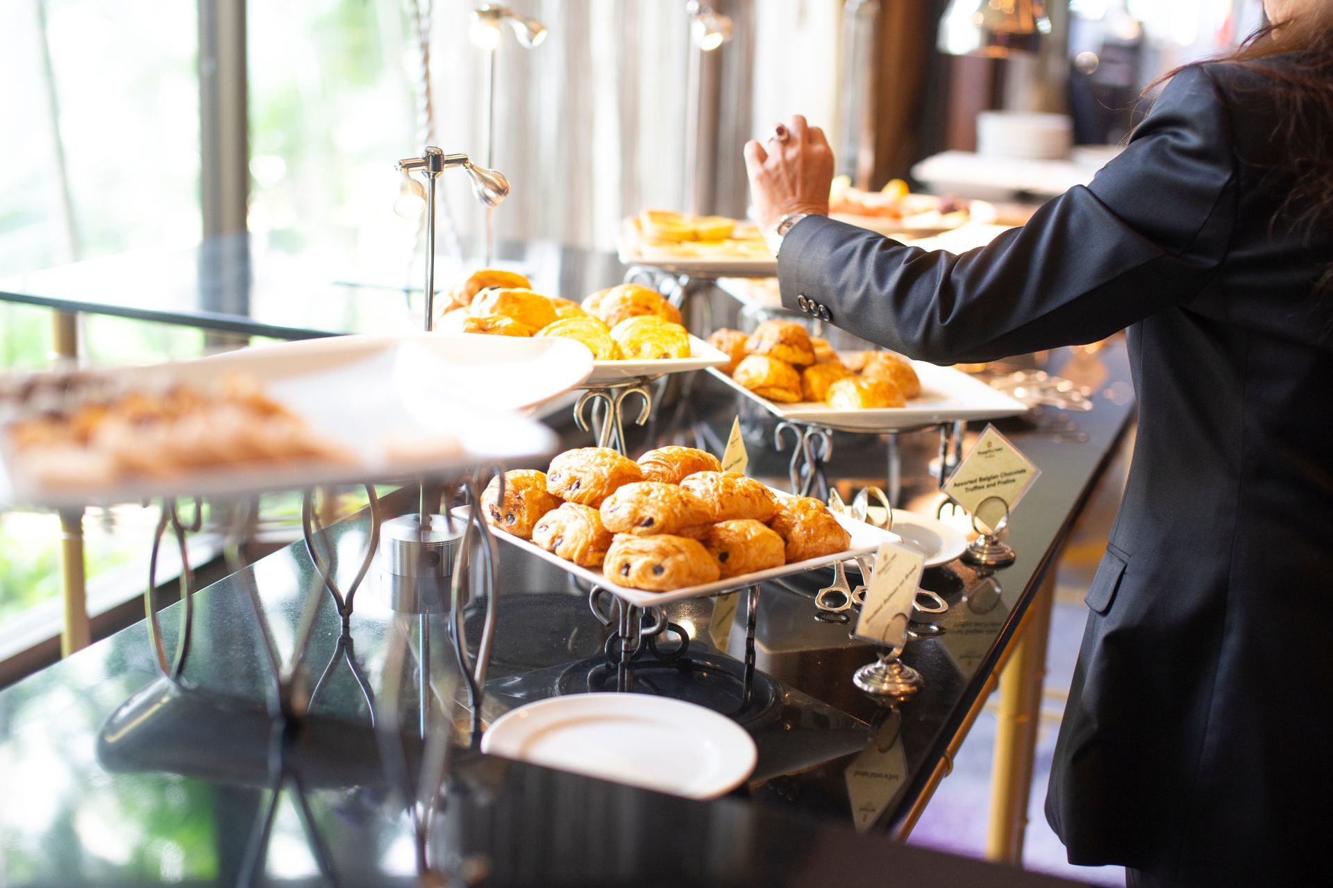 Une personne qui se tient à côté d'un buffet à volonté.