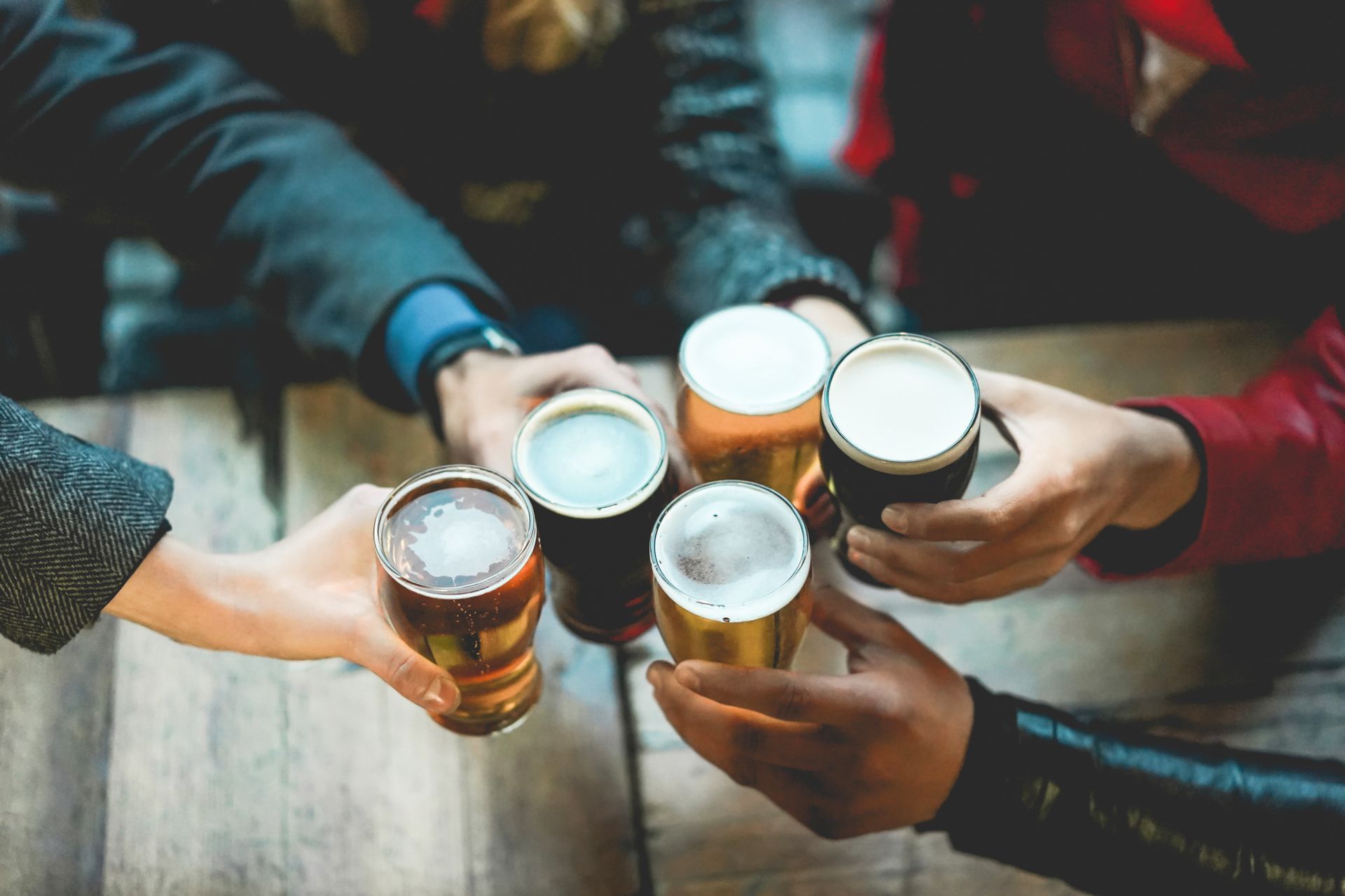 Personnes qui lèvent leurs verres remplis avec la bière.