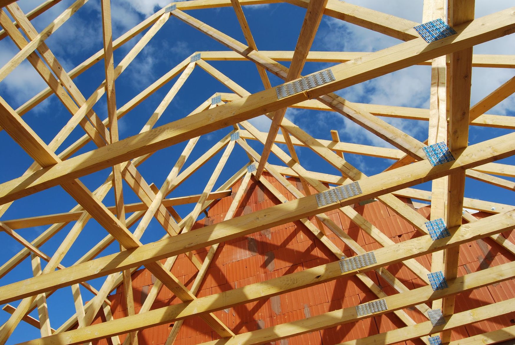 Charpente de toit en bois en construction.
