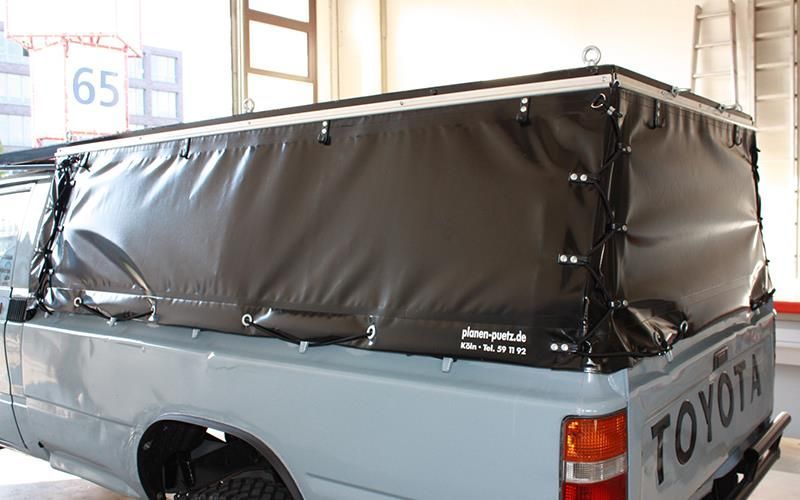 Ein Toyota-Truck mit einem Verdeck auf der Rückseite