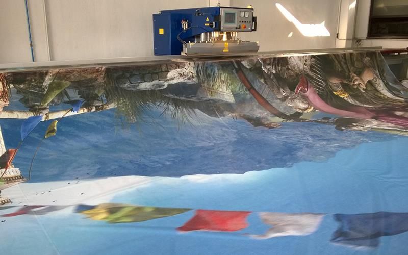 Eine Maschine druckt ein Bild von einem Strand auf den Boden