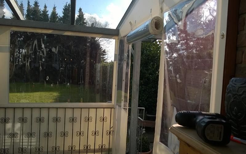 Auf einem Tisch neben einem Fenster steht eine Bohrmaschine.