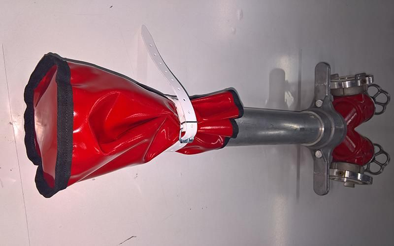 An einem Metallrohr ist ein roter Beutel befestigt.