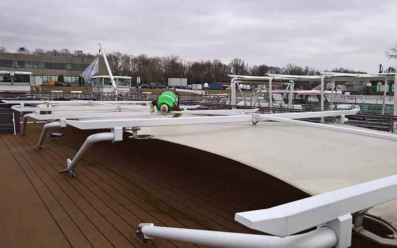 Eine Person steht auf dem Deck eines Bootes.