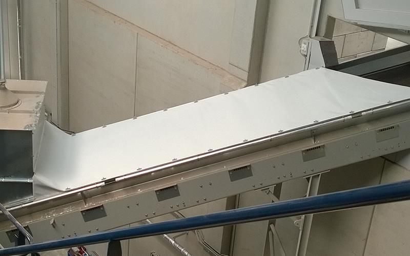 In einer Fabrik wird ein Förderband installiert.