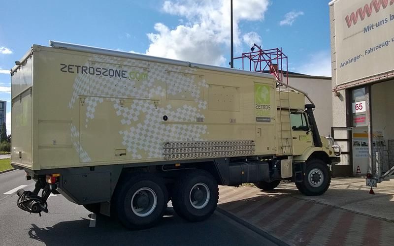 Ein Zetroszone-LKW steht vor einem Gebäude