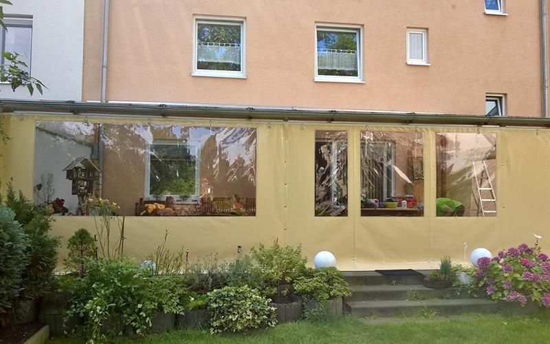 Ein Haus mit einer überdachten Terrasse davor