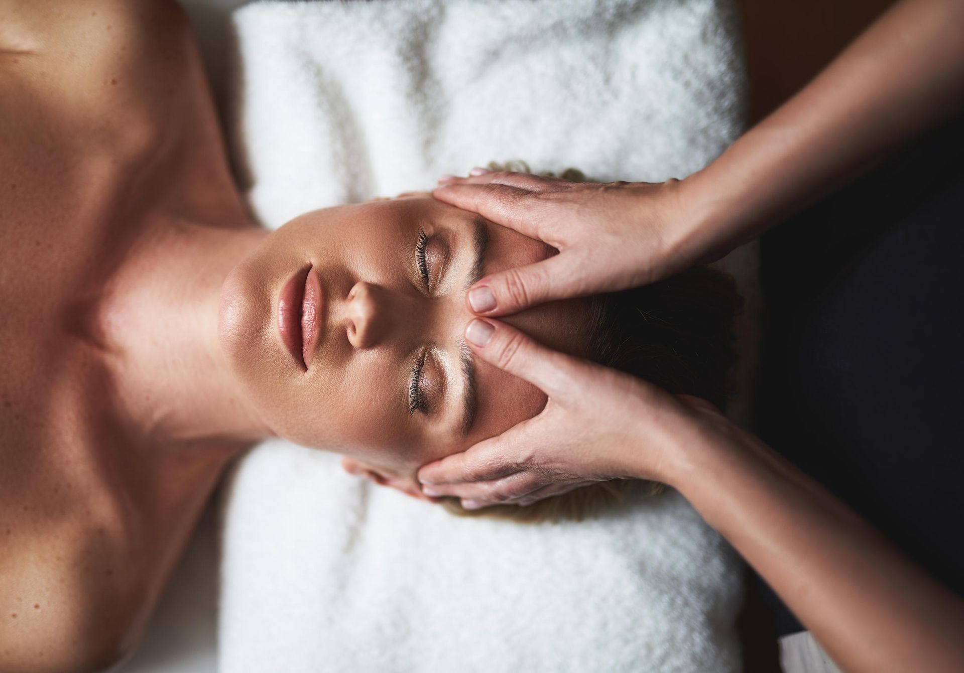 Eine Frau bekommt eine Laserbehandlung im Gesicht.