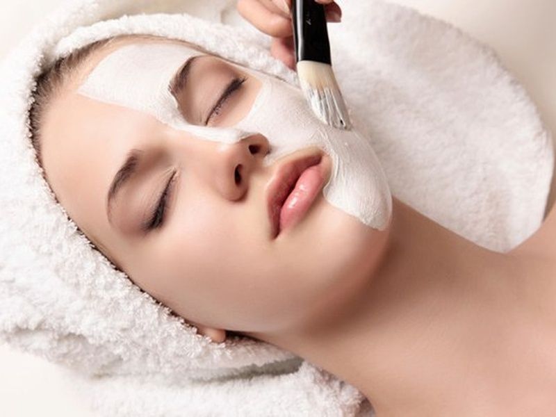 Eine Frau bekommt in einem Spa eine Gesichtsbehandlung.