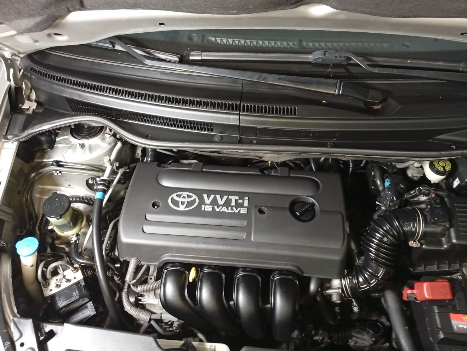 El motor de un coche Toyota con el capó abierto