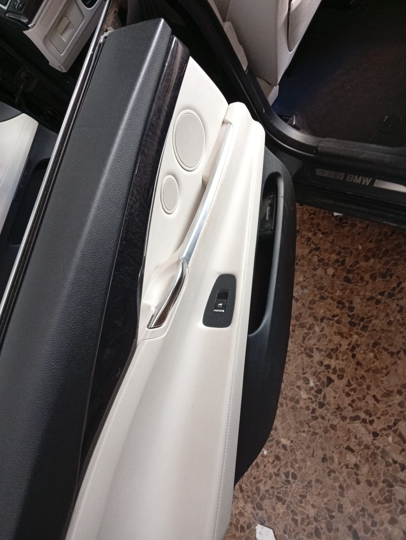 Un primer plano de la puerta de un coche con la puerta abierta.