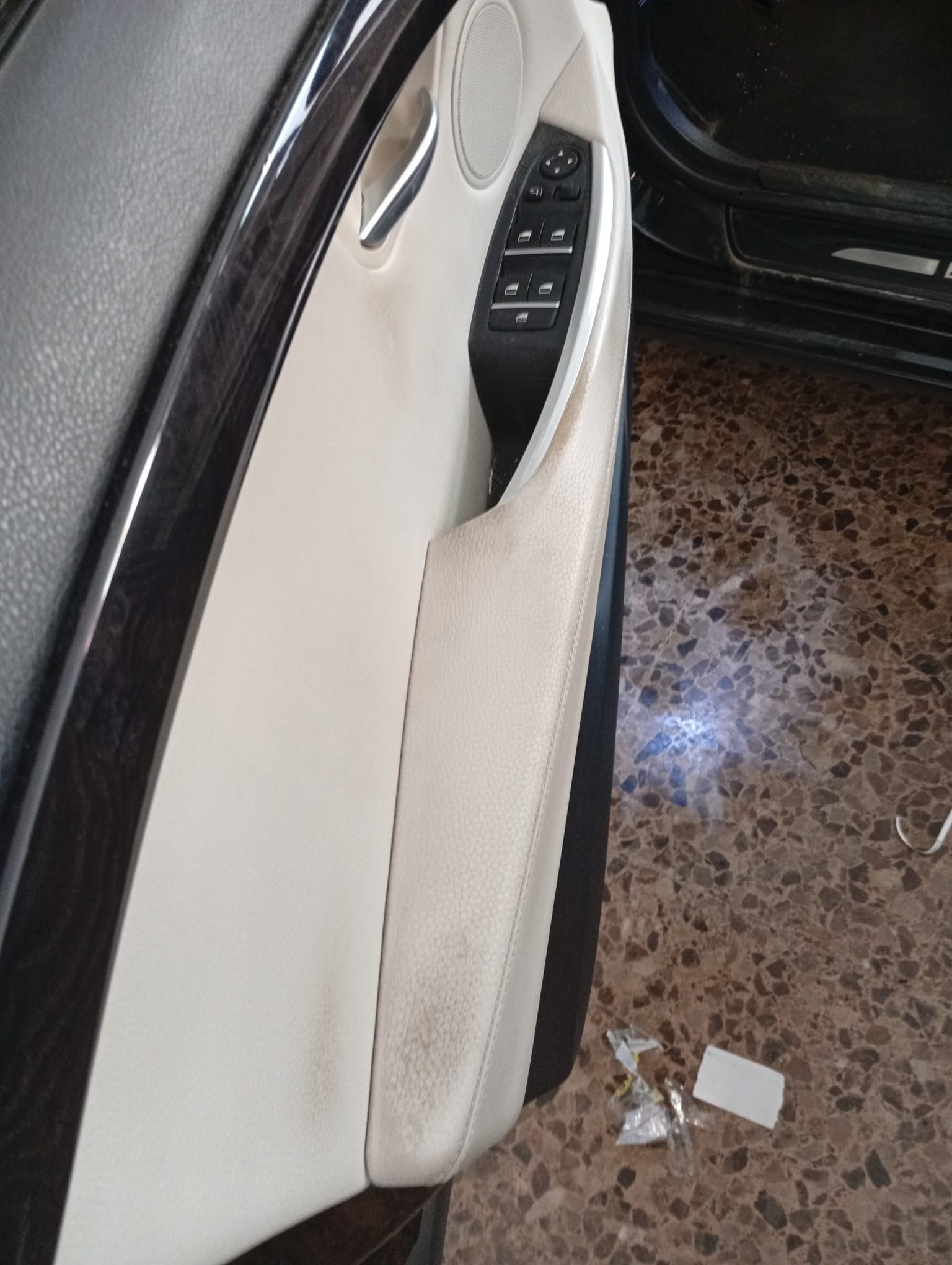 Un primer plano de la puerta de un automóvil con botones.