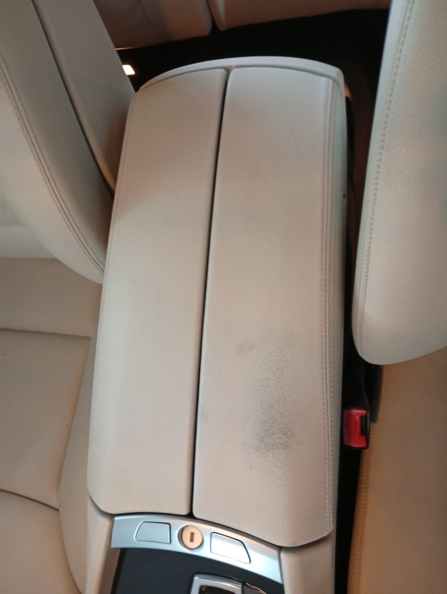 Un apoyabrazos de coche con un botón que dice