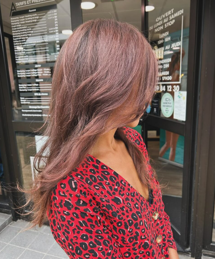 Une coiffure féminine.