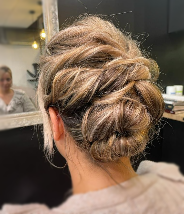 Une femme portant un chignon.