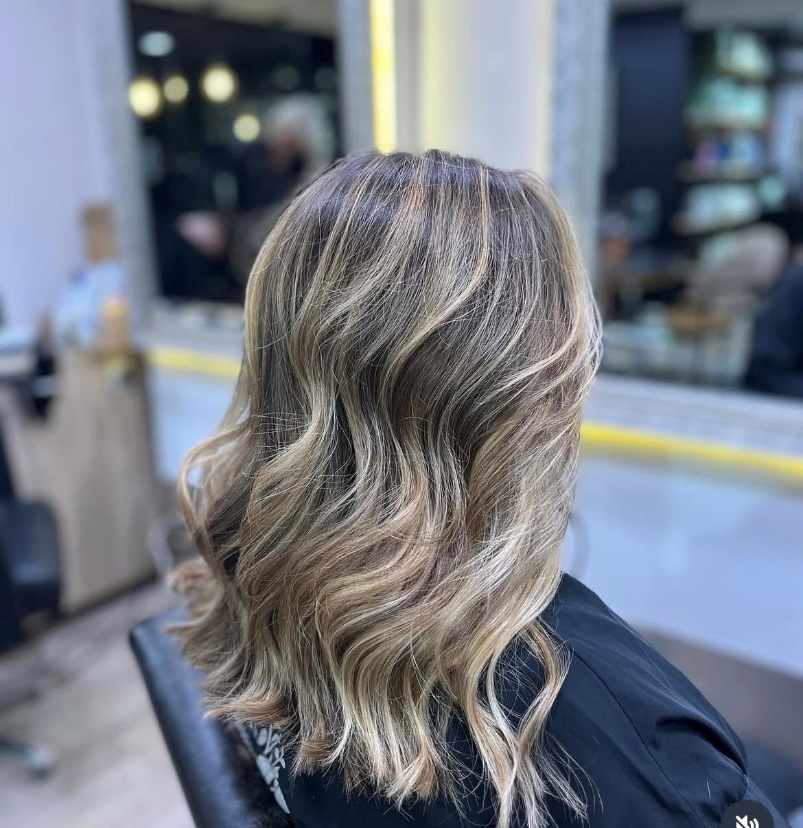 Une femme avec un balayage capillaire.