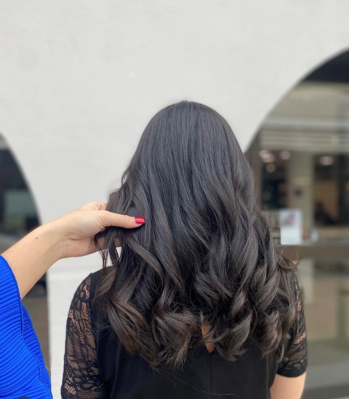 Une femme brune avec les cheveux bouclés.