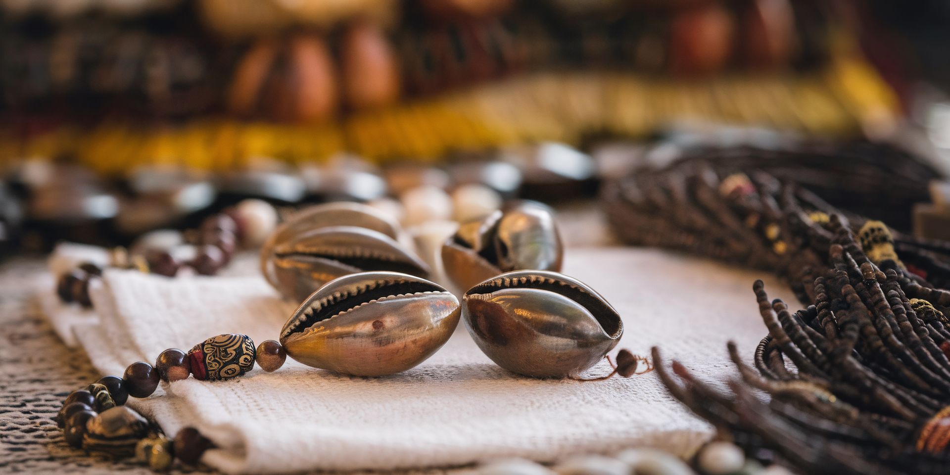 Collier avec cauris dorés et perles imprimées