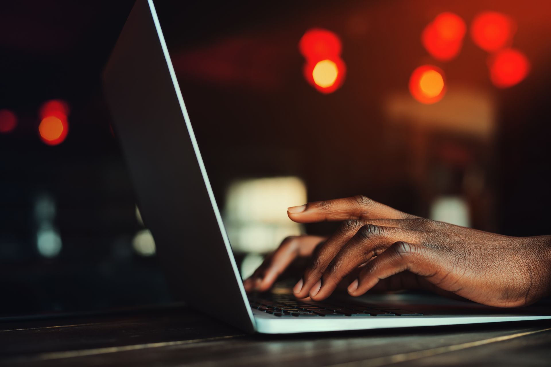 Mains pianotant sur le clavier d'un ordinateur