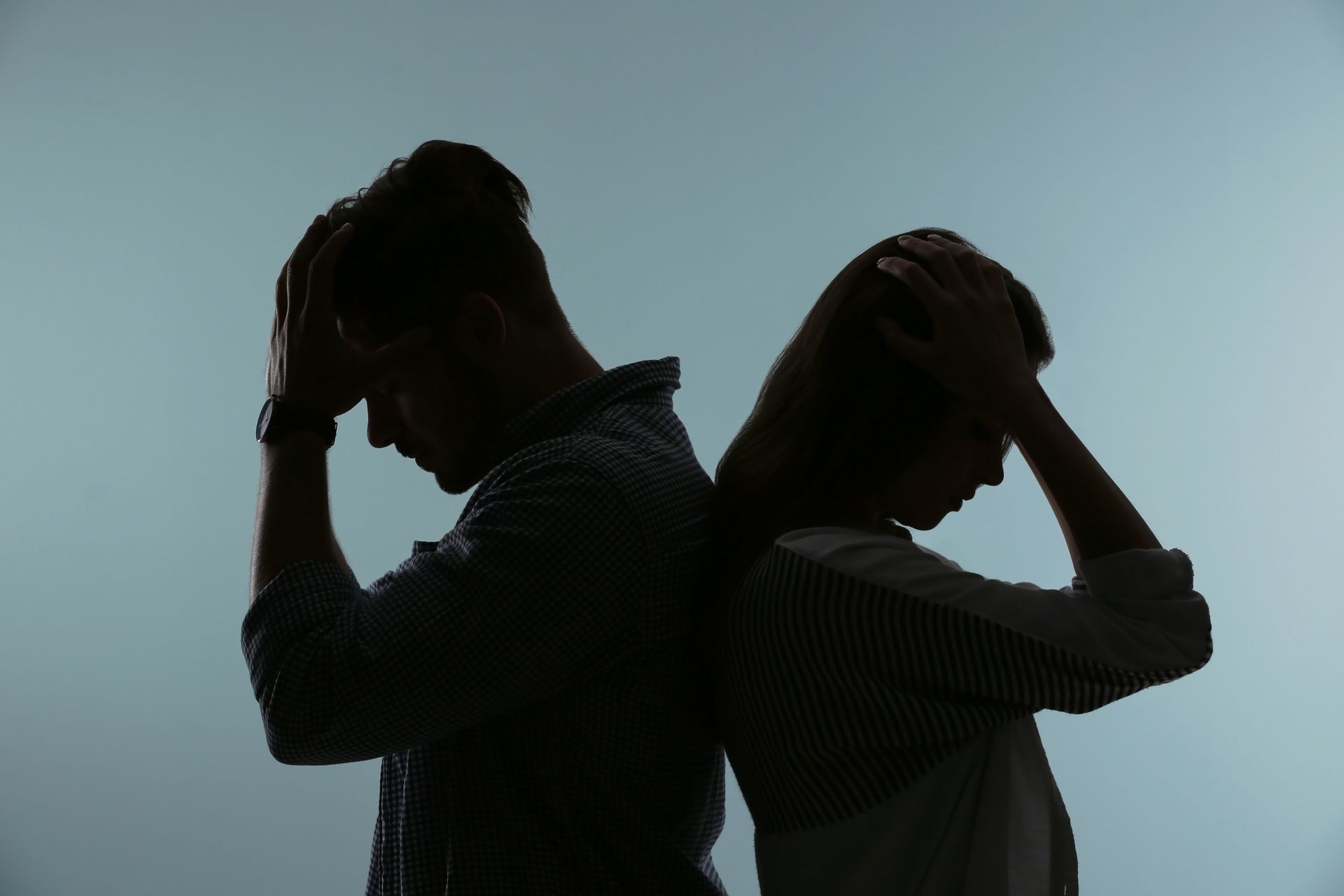 Silhouettes d'un homme et une femme se tenant la tête