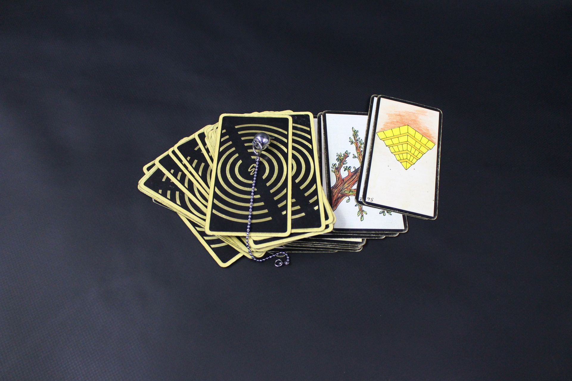 Femme pleurant au téléphone