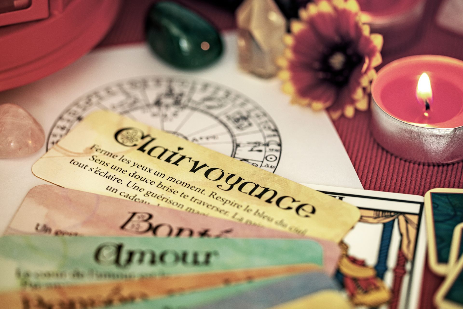 Carte de voyance et bougie posées sur une table