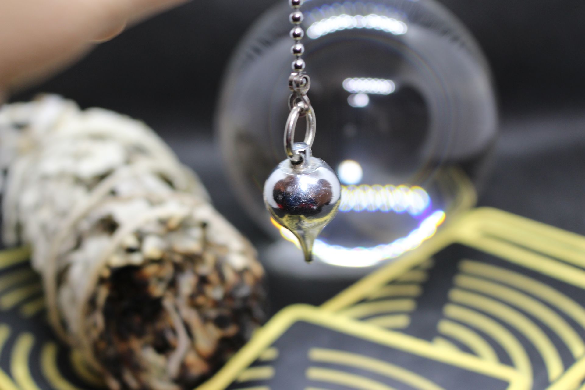 Homme saisissant un téléphone portable dans ses mains