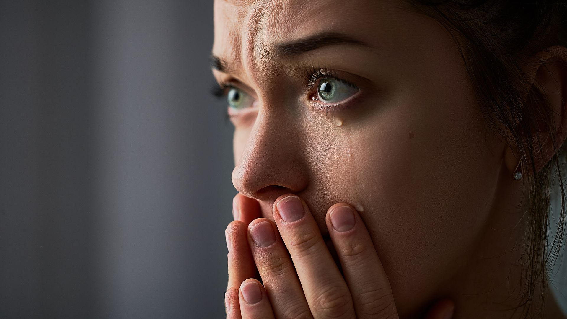 Femme aux yeux verts qui pleure