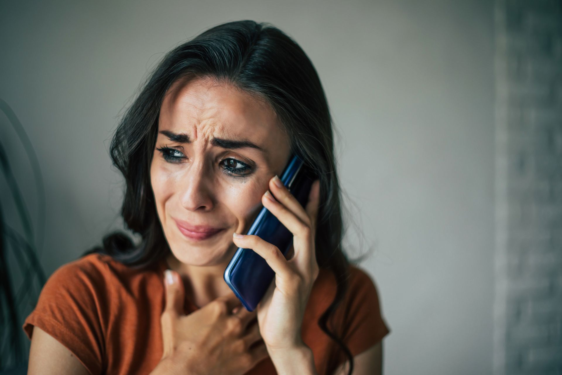 Femme pleurant au téléphone