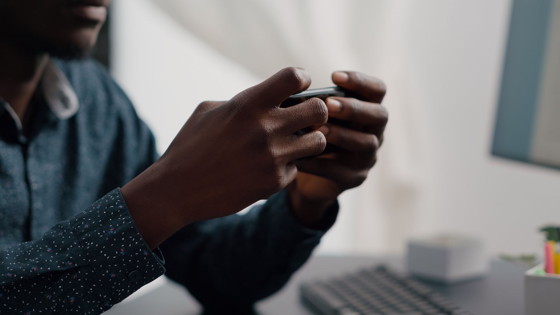 Homme tenant un téléphone dans les mains