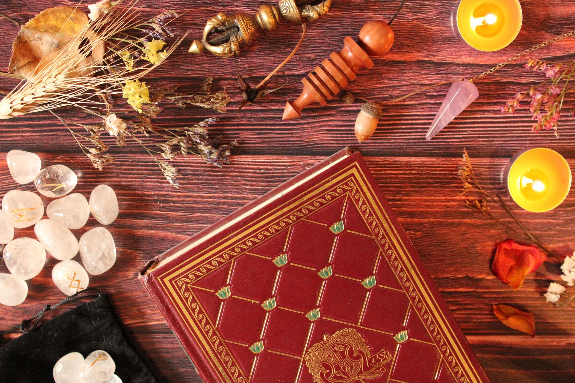 Main allumant des bougies