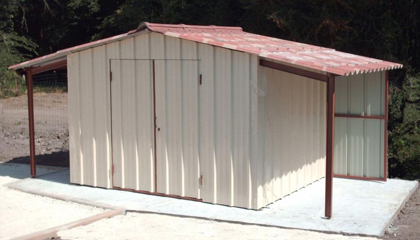 Abris en métal avec un toit rouge sur une dalle de béton