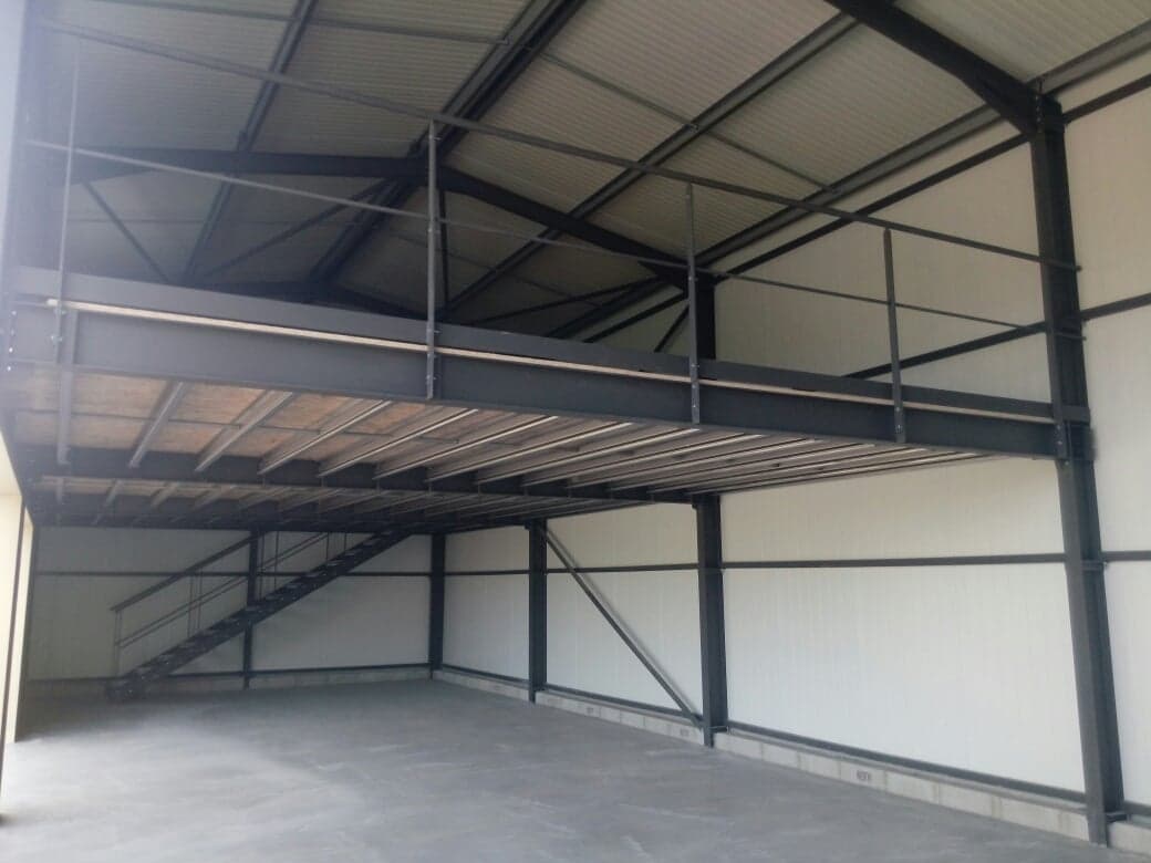 Intérieur d'entrepôt vide avec charpente métallique