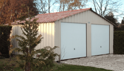 Garage pour deux voitures avec portes blanches