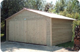 Garage en bois avec toit en tôle