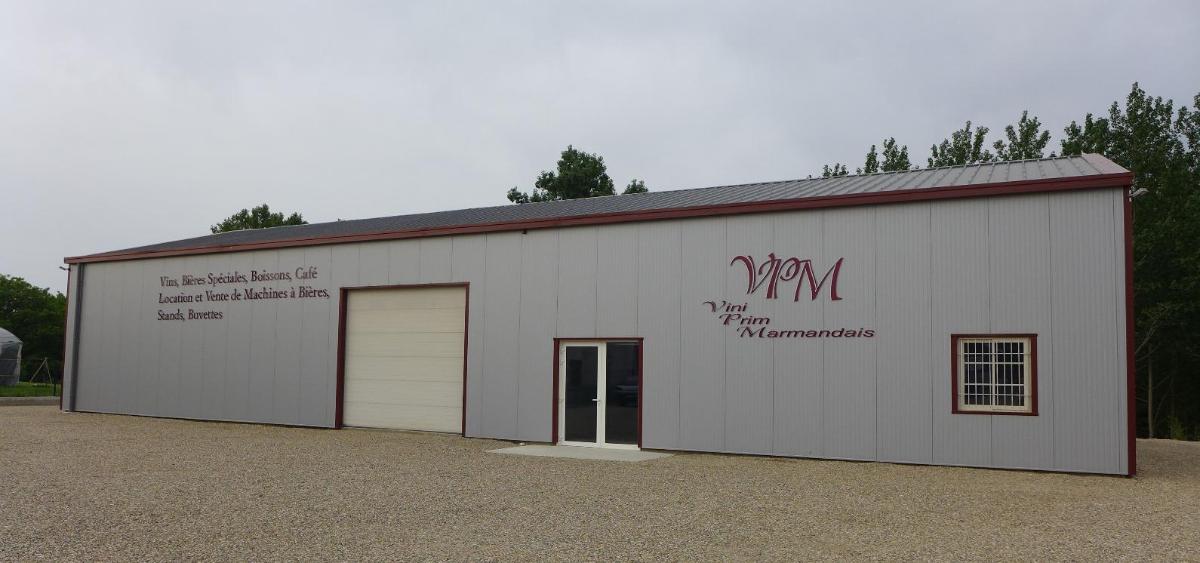 Bâtiment pour des bureaux en métal gris