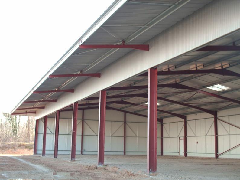 Entrepôt métallique avec poutres de support rouges