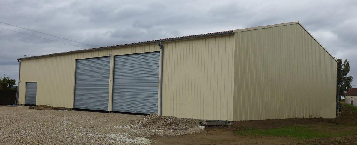 Un bâtiment en métal deux grandes portes coulissantes 